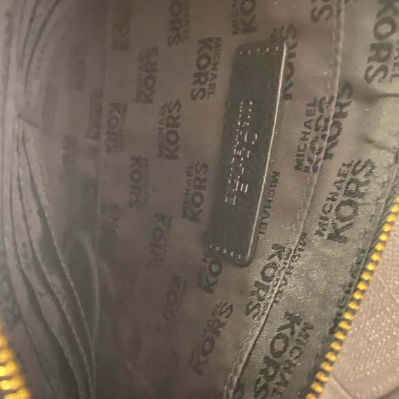 Micheal Kors Wristlet - Picture 5 of 6